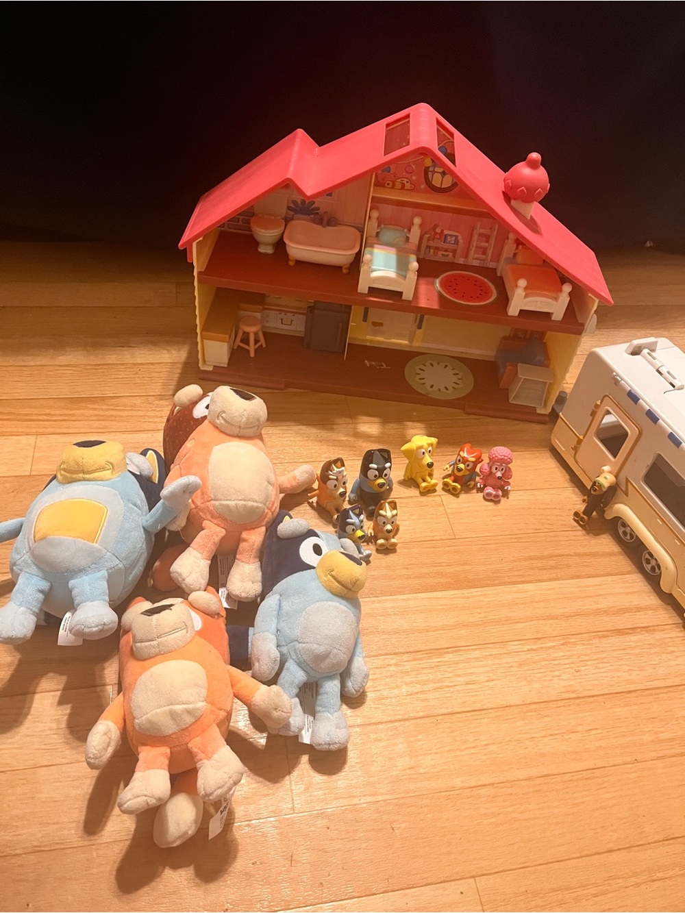 Bluey Heeler Family Home Playset Caravan Camper 6 Figures & 4 Plush Toys Lot